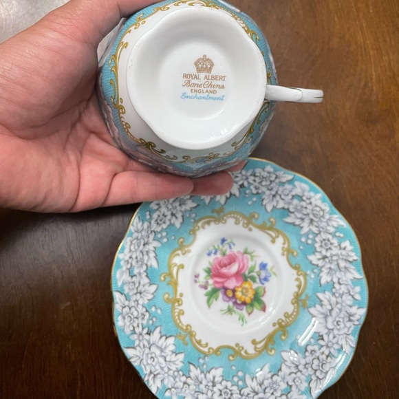 Royal albert teacup and saucer set - Picture 2 of 3